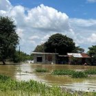 El agua está estancada bajo muchas viviendas. Lugareños no pueden salir.