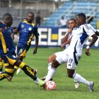 Jaime Ayoví (d), delantero de Emelec, disputa una pelota con un rival del Delfín.