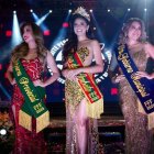 Valeria López (centro) es la nueva soberana de la FFF de Ambato.Image 2025-02-23 at 09.49.57