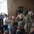 Los ministros de Defensa y del Interior fueron recibidos por la comandante de la Policia y de la Fuerzas Armadas.