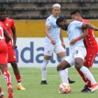 Los delanteros del Trencito estuvieron sin suerte y con un fuerte marca de los zagueros del Rojo.