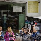 La jueza Nubia Vera (morado), y atrás dos de las placas cuestionadas.