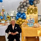 Juan Sandoval nació en febrero de 1917 y fue uno de los obreros municipales que ayudó a reconstruir Ambato tras el devastador terremoto, de donde surgió la Fiesta de la Fruta y de las Flores.