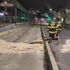 Los miembros del Cuerpo de Bomberos atendieron la emergencia en el sur de Quito.