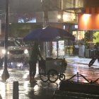 En zonas aledañas a la avenida Víctor Emilio Estrada, en Urdesa, y la avenida de las Américas el aguacero espantó a peatones.