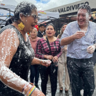 Lourdes Tibán y el alcalde de Cuenca, Cristian Zamora.