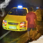 Este es el taxi en el cual se movilizaban los dos agentes de tránsito cuando fueron atacados.