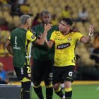 El lateral Mario Pineida (d) abandonó la cancha del Monumental, luego de recibir una tarjeta roja en el partido de Barcelona contra El Nacional