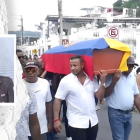 El ataúd del policía asesinado fue cargado en hombros por familiares, entre ellos el exfutbolista Pedro Quiñónez.