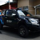 Un agente metropolitano desciende una camioneta de Segura EP, en el Batallón del Suburbio.
