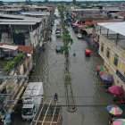 El centro del cantón Salitre está inundado. Algunos vehículos se quedan botados en la vía por el nivel que alcanza el agua cuando se desbordan los ríos.