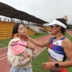 Rosalba junto a su hija Génesis y su mascota en uno de sus últimos entrenamientos en Los Chasquis, en Quito.