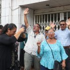 Varios ciudadanos se dieron en los exteriores de un templo cristiano para orar por Anita.