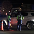 Personal de la ATM pide los respectivos documentos a un conductor.