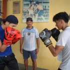El entrenador Pablo Álvarez (centro) comparte sus enseñanzas todas las tardes en el suburbio de Guayaquil.
