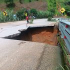 Socavones y derrumbes han afectado a varios cantones de Loja.