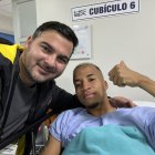 Antonio Álvarez presidente de Barcelona SC e Byron Castillo en la clínica de Loja.