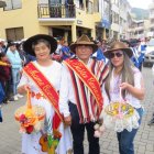 En el desfile, los acompañantes de los personajes del carnaval reparten productos típicos.