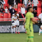 Michael Estrada (d) abraza a Lisandro Alzugaray tras su asistencia para el gol de Liga de Quito