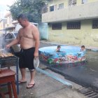 Esta familia disfrutó de su feriado. El padre planificó una tarde de asado y piscinazo.
