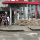 El ataque ocurrió mientras la víctima aparentemente esperaba la entrega de un cadáver que estaba en el mencionado centro forense.