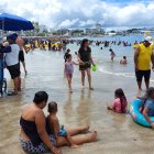 Miles de turistas disfrutan del Carnaval 2025 en Salinas.