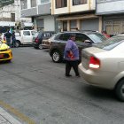 La Policía realizó el levantamiento del cuerpo de una joven que, al parecer, se quitó la vida en la calle Olmedo, en Ambato.