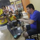 Samuel Alfonso llegó en familia a comprar sus boletos y aplicó el ‘tarjetazo’.