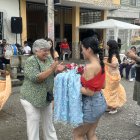 La imagen religiosa es bañada por espuma de carnaval y agua en la fiesta.