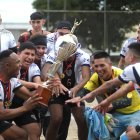 Los jugadores de Scorpions mientras levantaban el trofeo de campeón en San Carlos.