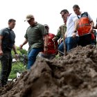 El presidente Daniel Noboa visitó la zona cero del aluvión en Piñas.