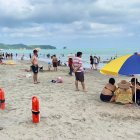 Salvavidas resguardan a los turistas en Atacames.