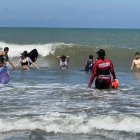 Cientos de turistas llegaron a Esmeraldas por el feriado de Carnaval.