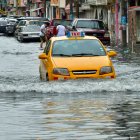 Calles anegadas en Guayaquil: el agua cubre los neumáticos de los vehículos.