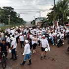 Los pobladores de Puerto El Carmen, cantón Putumayo, organizaron una marcha pacífica para exigir justicia.