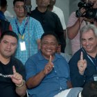 Jorge Guzmán (c) ganó en las elecciones presidenciales del pasado 27 de febrero.