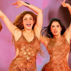 Natalia Palomares, junto a Shakira durante un concierto.