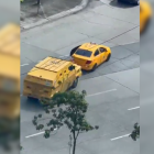 En redes sociales circula el video de una persecución entre un vehículo blindado y un taxi.