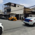 El taxi involucrado en el ataque a un blindado en Guayaquil.