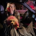 La perrita fue cubierta con una manta luego de que la rescataran.