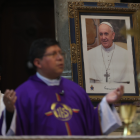 Un sacerdote oficia un misa junto a una imagen del Papa Francisco durante el tradicional Miércoles de Ceniza, en la Catedral Metropolitana en La Paz (Bolivia).