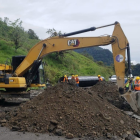Maquinaria trabajando en la vía E45 "Y" de Baeza - Narupa - Huataraco - Coca.