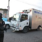 Los cuerpos fueron embarcados en el carro de Medicina Legal y llevados al Laboratorio de Criminalistica.