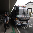 Los buses que van desde las terminales terrestres entran hasta las instalaciones del aeropuerto. Los usuarios esperan de manera segura.