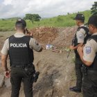 El cuerpo estaba en un extremo de la cancha sintética.