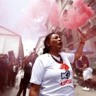 Muchas mujeres prendían bengalas mientras se dirigían al Centro Histórico.