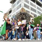 Mujeres exigen justicia por el Día de la Mujer.