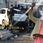 Daniel Perea, con la Biblia en mano, pide por la paz en su sector. Hace apenas un año, aún formaba parte del mundo del crimen.