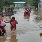 Varias personas son trasladadas por miembros del cuerpo de bomberos.