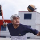 La coordinación y fuerza para golpear el balón son claves en la práctica de esta disciplina.